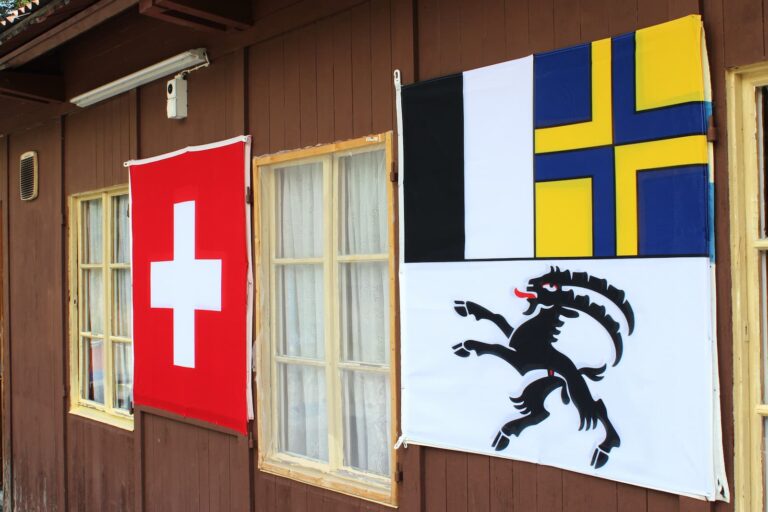 Bandiere grigioni Capanna Genziana San Bernardino Svizzera